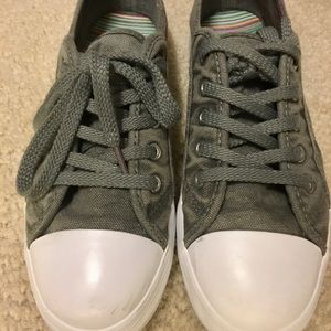 Casual shoes